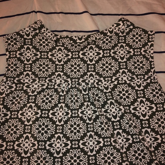 Patterned Sleeveless Blouse - Picture 6 of 7